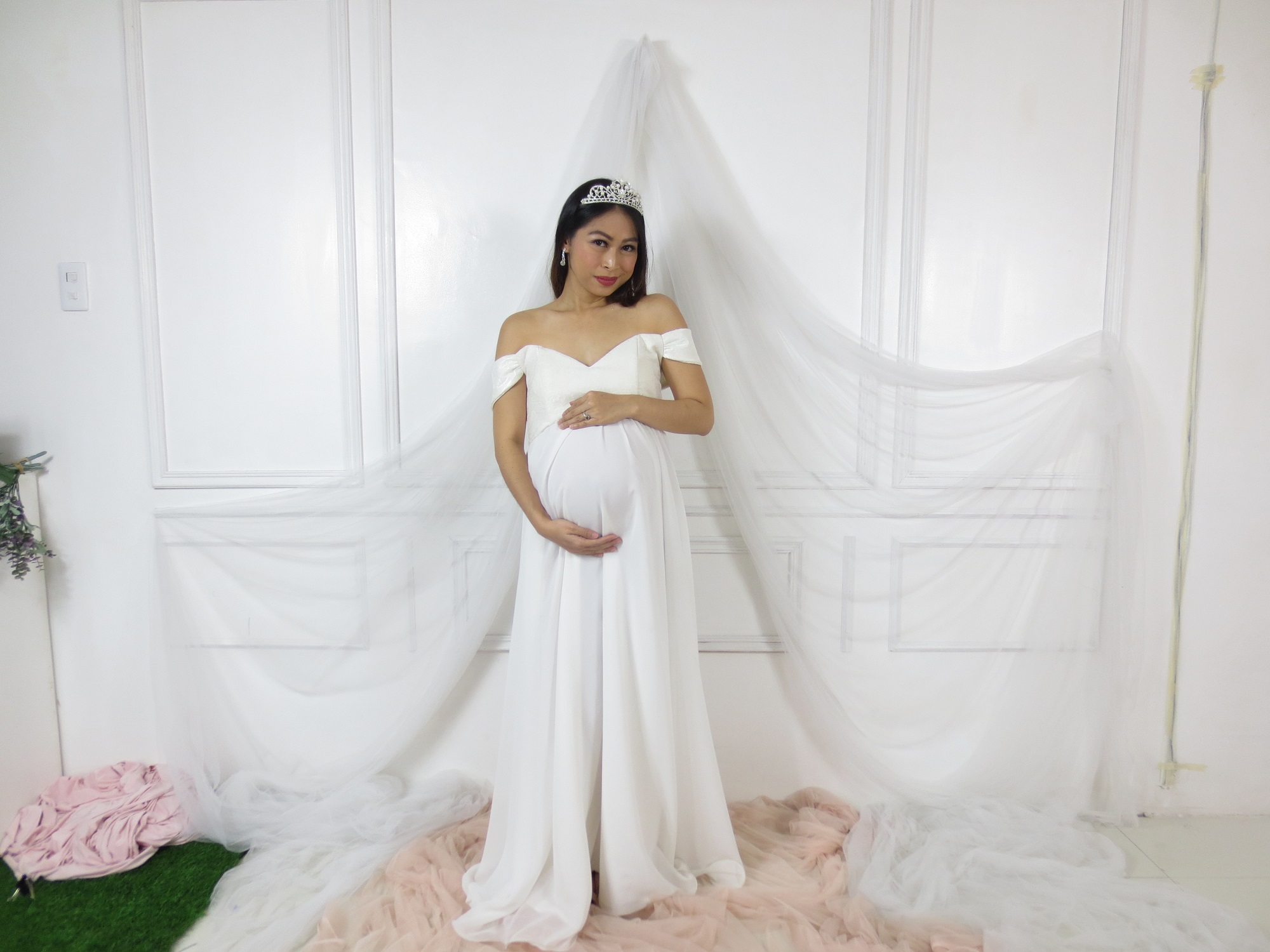 Maternity Photoshoot Gown Rental Service at Rs 1400/day in Ahmedabad | ID:  24773499497